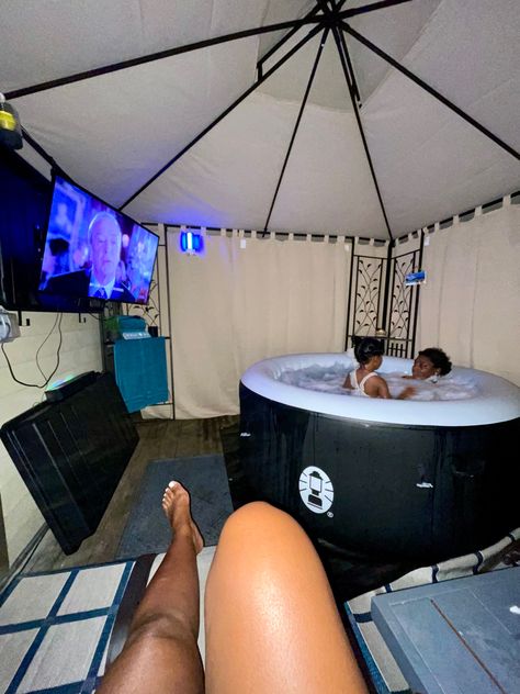 Hot Tub With Tv Ideas Backyard, Blow Up Jacuzzi Outdoor Ideas, Hot Tub Small Space, Indoor Inflatable Hot Tub Room Ideas, Blow Up Hot Tub Ideas, Hot Tub Patio Ideas On A Budget, Blow Up Hot Tub Deck Ideas, Tiny House For Big Family, Blow Up Hot Tub