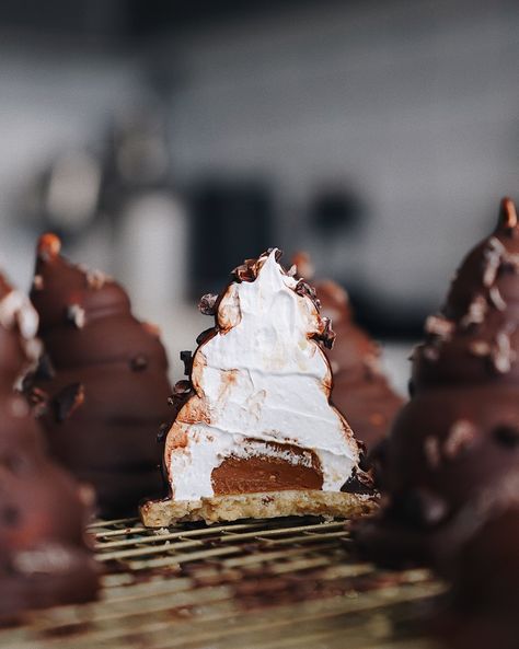 Hazelnut Cookie Butter Krembos — The Boy Who Bakes The Boy Who Bakes, Tunnocks Tea Cakes, Patisserie Fine, Ultimate Chocolate Chip Cookie, Hazelnut Cookies, Hazelnut Butter, Cookie Spread, Cookie Butter, Cocoa Nibs