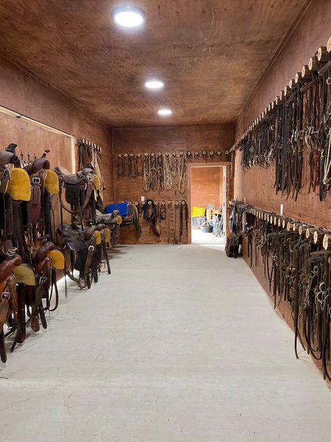 Ranch Setup Layout, Horse Ideas Stables, Show Jumping Arena, Tack Room Ideas Western, Tack Room Aesthetic, Horse Ranch Ideas, Horse Barn Aesthetic, Horse Tack Room Ideas, Tack Room Ideas Barn