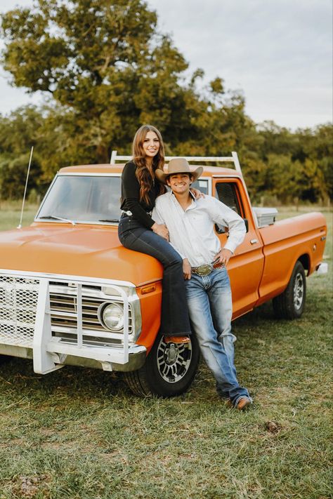 Truck Pictures Ideas Couples, Southern Couple Photoshoot, Southern Engagement Pictures, Couples Truck Photoshoot, Couples Photoshoot Country, Couples Western Photoshoot, Texas Photoshoot, Western Engagement Pictures, Photos Couple Mignon