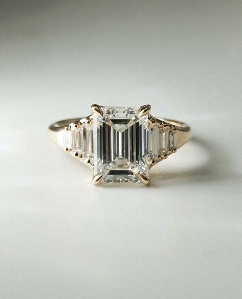 Emerald Cut Engagement Rings Vintage, Lab Grown Engagement Ring, Gold Wedding Anniversary, Diamond Promise Ring, Unique Rings Vintage, Art Deco Wedding Rings, Diamond Promise Rings, Emerald Engagement Ring Cut, Dream Engagement Rings