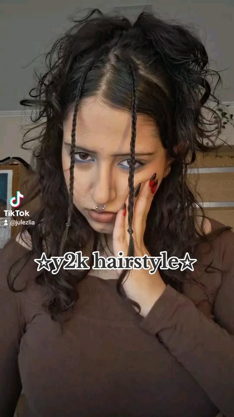 Chromakopia Hairstyle, Y2k Hairstyles For Wavy Hair, Y2k Hair Styles Long Hair, 2000s Wavy Hairstyles, 2000s Y2k Hairstyles, 2025 Medium Hair Trends, Grunge Half Up Half Down Hair, Easy Hairstyles For Long Hair Curly, Off The Shoulder Top Hairstyles