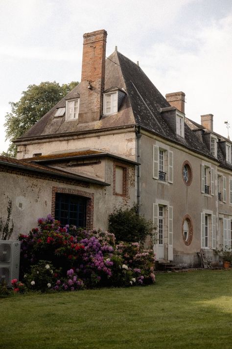 Destination Wedding at Château de Bouthonvilliers, France - Emily & Cole - Sandrine Philie Photography Southern France Wedding, Weddings 2025, Emily Cole, Amsterdam Wedding, Money Wedding, Getting Married Abroad, Intimate Destination Wedding, Chateau Wedding, Wedding Money