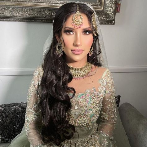 Desi Bride Hair, Pakistani Bride Hairstyle, Soft Bridal Glam, Desi Bridal Makeup, Asian Hair And Makeup, Bride Hair Down, Soft Bridal Makeup, Pakistani Bridal Hairstyles, Hair Down Styles