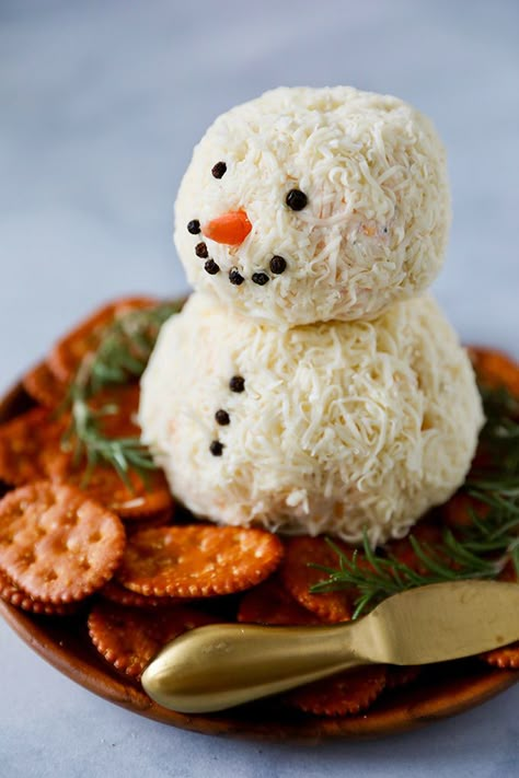 Christmas Snowman Charcuterie Board, Snowman Cream Cheese Ball, Best Christmas Appetizers Holidays, Snow Man Cheese Ball Recipes, Cute Christmas Food Ideas Appetizer Recipes, Cheese Ball Presentation, Easy Christmas Appitzers, Holiday Food Ideas Christmas Party, Christmas Themed Cheese Ball