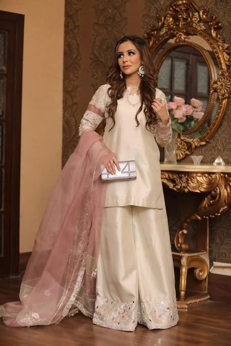 Shadi Dresses Simple, Cloth Styling, Kurta Ideas, Shadi Dresses, Pakistani Formal Dresses, Pakistani Dresses Casual, Pakistani Fashion Party Wear, Beautiful Pakistani Dresses, Simple Pakistani Dresses