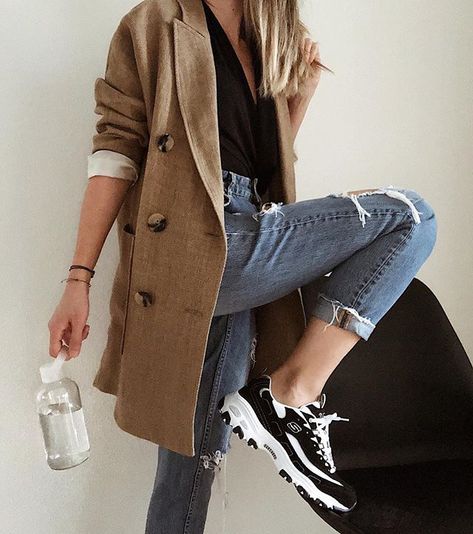 Black Sketchers Outfit, Skechers Dlites, White Skechers, Sneakers Outfit Casual, Black Skechers, Sketchers Shoes, Black White Outfit, Cute Skirt Outfits, Looks Street Style