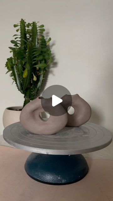 Desiree on Instagram: "🍩 but make them 🏺 #handbuildingwithclay #handbuildingceramics #donut #donutvase #stonewareclay #potterytechniques #clay #claycreations" Donut Vase, Pottery Videos, Hand Built Pottery, Pottery Techniques, Cup Cakes, Stoneware Clay, Clay Creations, Hand Built, Donuts