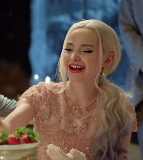 Mal Descendants Blonde, Dove Cameron Descendants, Dave Cameron, Descendants Pictures, Mal Bertha, Descendants Mal, Mal Descendants, Descendants Disney, Mal And Evie