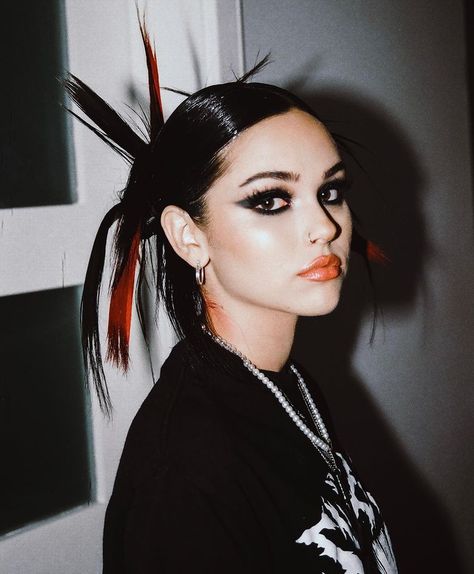 Punk Rock Makeup, Pop Punk Aesthetic, Chica Punk, Rock Makeup, Punk Makeup, Rockstar Aesthetic, My Pillow, Punk Aesthetic, Maggie Lindemann