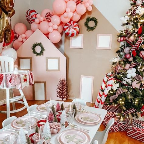 Christmas Themes Gingerbread, Christmas Tea Party Birthday, Christmas Party Birthday, Gingerbread Party Backdrop, Ginger Bread Birthday Party Ideas, Sweet One First Birthday Christmas, Christmas Birthday Decor Ideas, Christmas Theme One Year Birthday, 1st Christmas Birthday Party Ideas