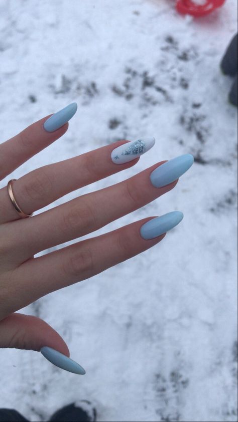 Snow Blue Nails, Blue And White Nails Winter, Simple Christmas Nails Blue, Snow Nails Winter Blue, Baby Blue Christmas Nails, Light Blue Winter Nails, Jel Nails, Blue Christmas Nails, Snow Nails