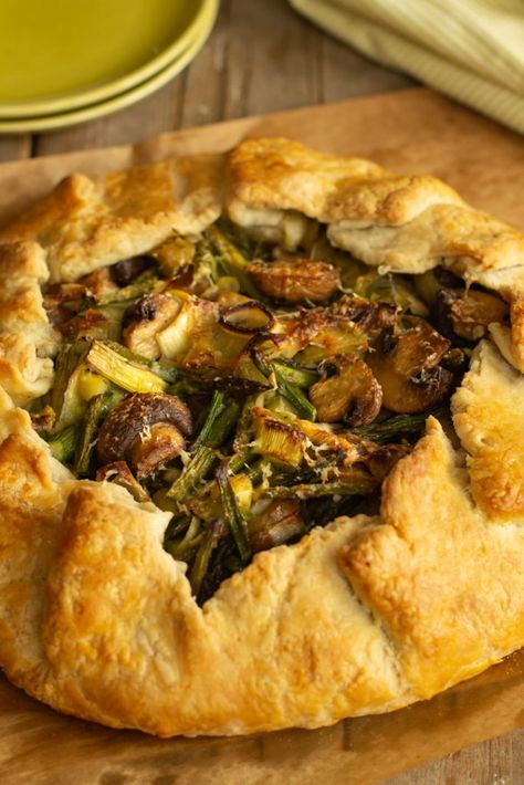 Asparagus Galette, Spicy Pizza, Onion Tart, Puff Pastry Tart, Galette Recipe, Brunch Buffet, Vegetarian Entrees, Pastry Tart, Spring Vegetables