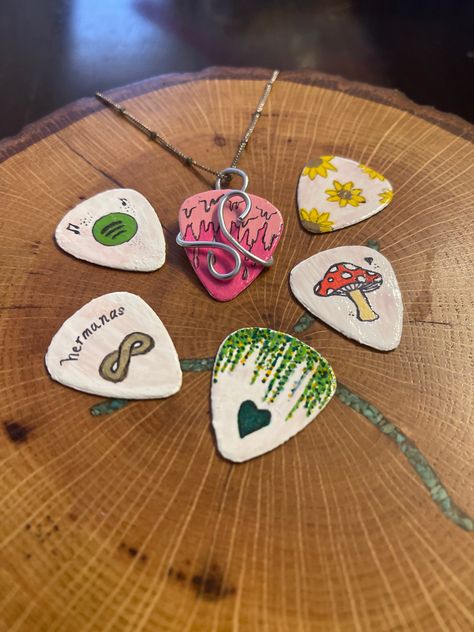 Guitar Pick Design Ideas, Guitar Pick Painting Ideas, Clay Guitar Pick, Painted Guitar Picks Diy, Guitar Pick Painting, How To Paint A Guitar, Guitar Pick Necklace Diy, Painted Guitar Picks, Painting On Guitar Ideas