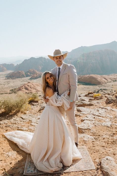 Cowboy Wedding Tuxedo, Cowboy Hat And Suit Wedding, Groom Suit With Cowboy Hat, Wedding Suit With Cowboy Hat, Cream Wedding Suit, Cowboy Hat Wedding, Groom Cowboy Hat, Groom In Cowboy Hat, Cowboy Tuxedo