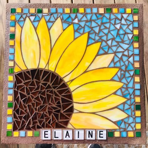 Sunflower Mosaic, Stained Glass Christmas, Mosaic Diy, Mosaic Designs, Animal Crafts, Mural Art, Stained Glass, Decoupage, Sunflower