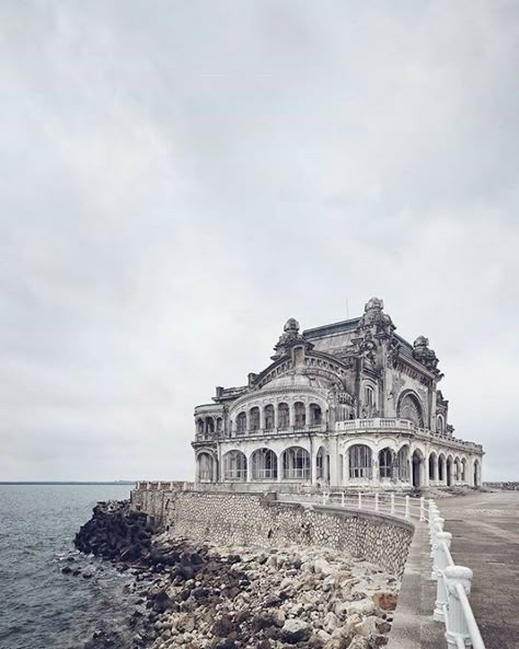 Abandoned Library, Residence Architecture, Villas In Italy, Abandoned Mansion, Old Abandoned Houses, French Castles, Castles In Scotland, Abandoned Castles, Abandoned Mansions