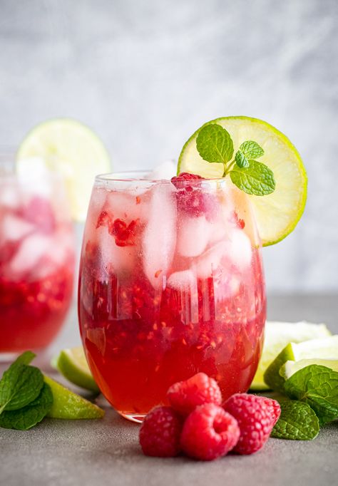 Raspberry Mojito Mocktail Pineapple Bbq Sauce Recipe, Non Alcoholic Mojito, Mocktail Drinks, Raspberry Mojito, Blueberry Mojito, Mojito Mocktail, Mint Simple Syrup, Alcohol Free Drinks, Mojito Recipe