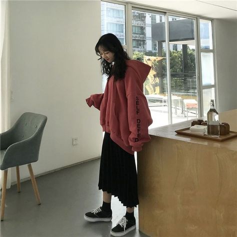 Hoodie With Long Skirt, Oversized Hoodie And Skirt Outfit, Hoodie And Skirt Outfit, Rok Midi, Korean Outfit Street Styles, Frock Fashion, Clothes Korean Style, Casual Hijab Outfit, Black Pleated Skirt