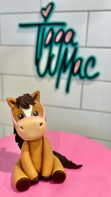 Horse Fondant Cake, Horse Fondant Tutorial, Chestnut Pony, Fondant Horse, Horse Cakes, Horse Cake Toppers, Horse Birthday Cake, 1st Bday Cake, Cake Structure