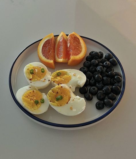 Boiled Egg Breakfast, Blueberries Breakfast, Desayuno Keto, Simple Breakfast, Healthy Food Inspiration, Healthy Food Dishes, Breakfast Plate, Healthy Lifestyle Food, Health Dinner Recipes