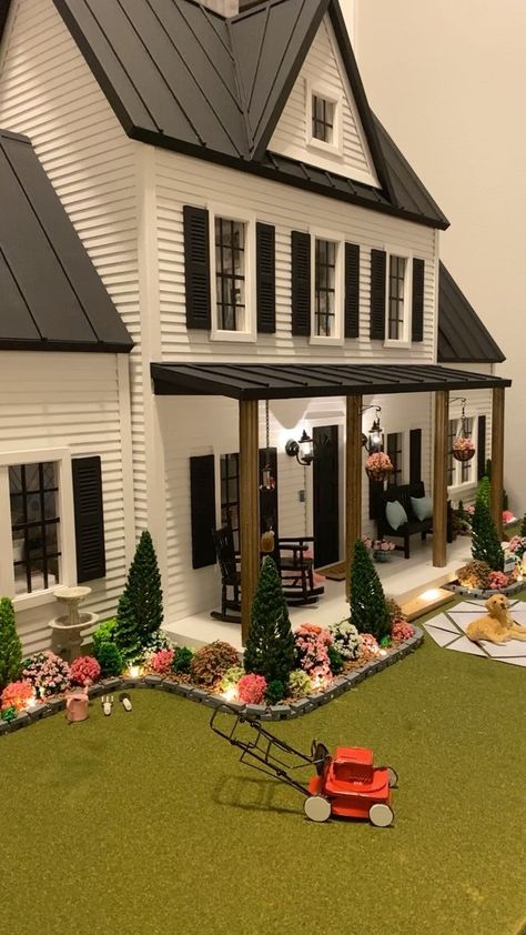 Dollhouse Exterior Ideas Color Schemes, Dollhouse Color Schemes, Dollhouse Outside, Dollhouse Exterior Ideas, Dollhouse Landscaping, Dollhouse Exterior, Big Doll House, Big Doll, Dollhouse Lighting