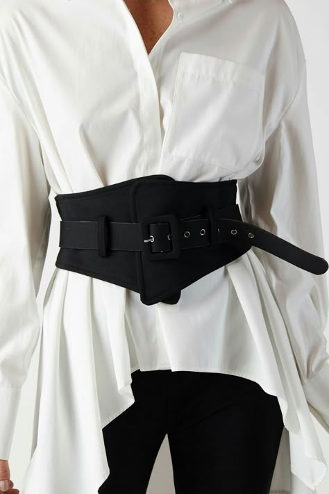 Oversized white button up blouse paired with a black corset belt . Simplistic and edgy. Black Corset Belt, Belt Corset, Belt With Buckle, Corset Outfit, Corset Fashion, Corset Belt, Black Corset, Mode Inspo, Fashion Quotes