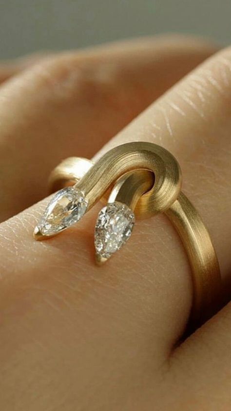 Interesting Jewelry Designs, Strange Engagement Rings, Wedding Rings Women, Women Wedding Rings, Rings Women, Snake Jewelry, Dope Jewelry, Jewelry Lookbook, Wedding Ring Designs