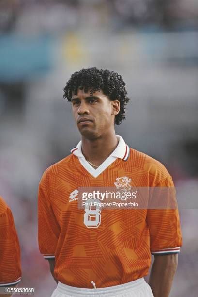 Dutch professional footballer Frank Rijkaard midfielder with AC Milan posed prior to playing for the Netherlands national team in the UEFA Euro 1992... Soccer Rules, Frank Rijkaard, Army Football, Milan Football, Soccer Inspiration, Retro Football, Mark Twain, Ac Milan, Football Soccer