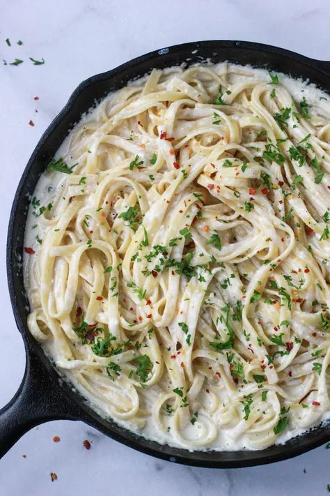 Parmesan Alfredo Sauce | Foodtalk Parmesan Alfredo Sauce, Fettuccine Alfredo Sauce, Classic Alfredo Sauce, Fettuccini Alfredo, Creamy Parmesan Sauce, Fettuccine Pasta, Alfredo Sauce Recipe, Creamy Parmesan, Parmesan Sauce