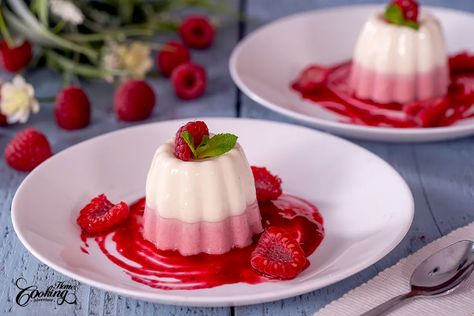 Vanilla and Raspberry Panna Cotta Raspberry Panna Cotta, Hospitality Ideas, Peanut Butter Oat Bars, Chocolate Panna Cotta, Panna Cotta Recipe, Raspberry Coulis, Decadent Chocolate Desserts, Impressive Desserts, Vanilla Sponge Cake