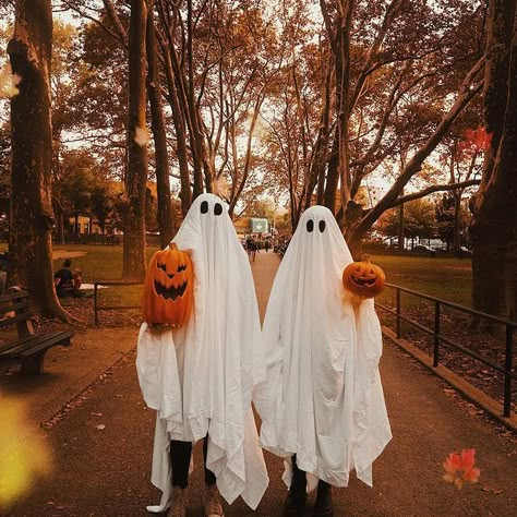 Days Until Halloween, Halloween Photography, Halloween Pins, Halloween Photoshoot, Halloween Inspo, Halloween Photos, Halloween Pictures, Halloween Town, Autumn Aesthetic