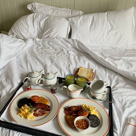 Breakfast in bed anyone? 🍳 Pancakes In Bed, Breakfast In Bed Aesthetic Couple, Hotel Breakfast Aesthetic, Bed And Breakfast Aesthetic, Breakfast In Bed Aesthetic, Alisha Core, Breakfast In Bed Ideas, Rich Breakfast, Romantic Breakfast