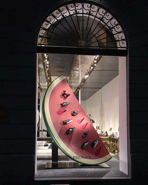 Display Visual Merchandising, Decoration Vitrine, Visual Merchandising Displays, Store Window Displays, Window Display Design, Magazine Vogue, Shop Sign Design, Online Shop Design, Shop Illustration