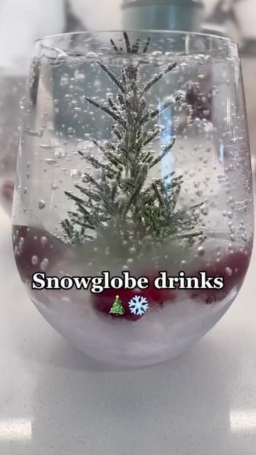 Brew Glitter® on Instagram: "Snow globe cocktail by makeitmadss (tiktok)" Julkransar Diy, Christmas Snacks, Christmas Cocktails, December 31, Holiday Drinks, Noel Christmas, Christmas Drinks, Snow Globe, Christmas Dinner