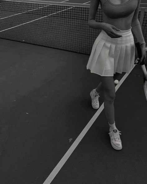 tennis skirt fashion aesthetic dark inspo core girl Fathers Aesthetic, Tennis Girlfriend, Pose Inspo Aesthetic, Tennis Skirt Aesthetic, Aesthetic Blog, Tennis Aesthetic, Sporty And Rich, Tennis Skirt, Just Don