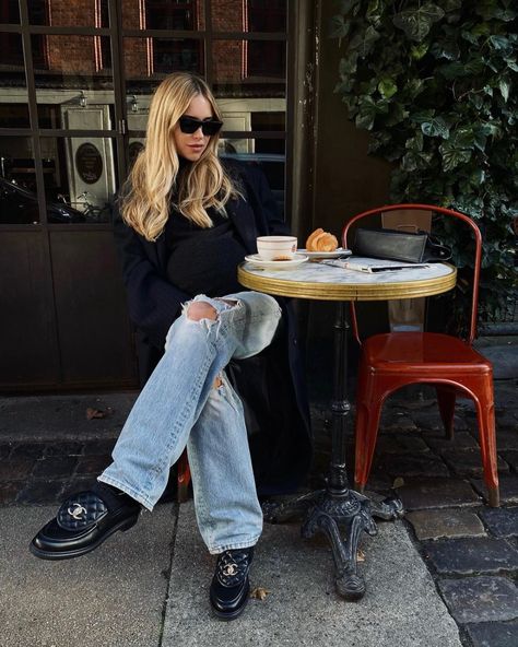 The looks with loafers that might change my mind about this shoe trend Chunky Loafers Outfit, Loafer Outfits, Best Loafers, Loafers Trend, Chanel Loafers, Simple Winter Outfits, Straight Leg Jeans Outfits, Ripped Jeans Outfit, Loafers Outfit