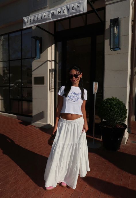 White Maxi Skirt Outfit, Baby Tee Outfit, White Skirt Outfits, White Maxi Skirt, Cropped White Tee, White Maxi Skirts, Trendy Fits, Summer Ootd, Maxi Skirt Outfits