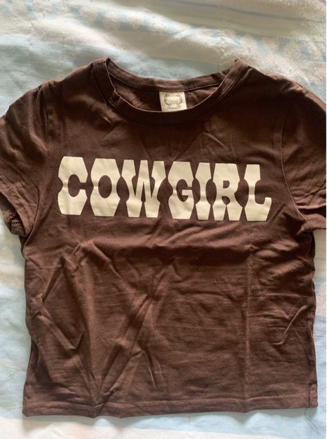 Brandy Melville Graphic Tees, Cowgirl Print, Crop Top Aesthetic, Cowgirl Baby, Cropped Graphic Tees, Western Graphic Tees, Rodeo Shirts, Western Style Outfits, Shirt Design Inspiration