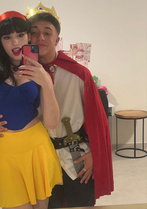 Snow White Halloween Costume, Cute Couples Costumes, Unique Couple Halloween Costumes, Prince Costume, Classy Halloween Costumes, Clever Halloween Costumes, Duo Halloween Costumes, Couples Halloween Outfits, Cute Couple Halloween Costumes