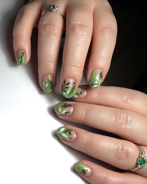 25 Creative Fall Leaf Nail Designs to Celebrate the Autumn Season - Fall Update 2024 Fall Leaf Nail Designs, Botanical Nails, Leaf Nail Designs, Autumn Nail Ideas, Ivy Nails, Leaf Nails, Senior Hoco, Orange Nail Art, Brown Nail Polish