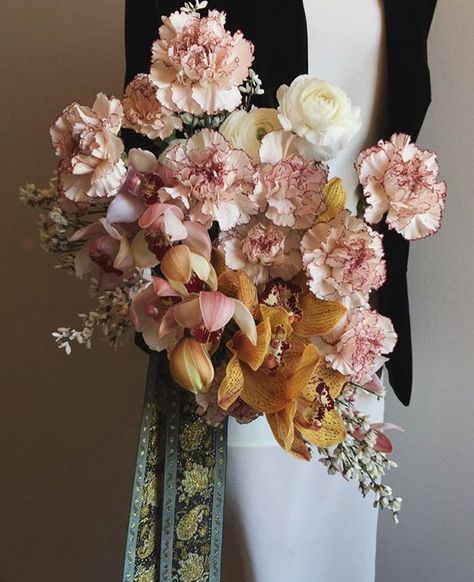 23 Beautiful Carnation Bouquets for Your Wedding Carnation Wedding Bouquet, Carnation Centerpieces, Carnation Wedding, Flower Styling, Carnation Bouquet, Neutral Wedding Colors, Orchid Bouquet, Bridal Bouquet Fall, Flower Decorations Diy