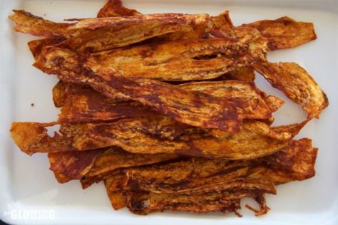 Fakin' Eggplant Bacon - Just Glowing with Health Dehydrated Eggplant, Dehydrator Ideas, Eggplant Bacon, Dehydrated Foods, Dehydrated Vegetables, Vegan Substitutes, Meatless Recipes, Moving To Italy, Bacon Recipe