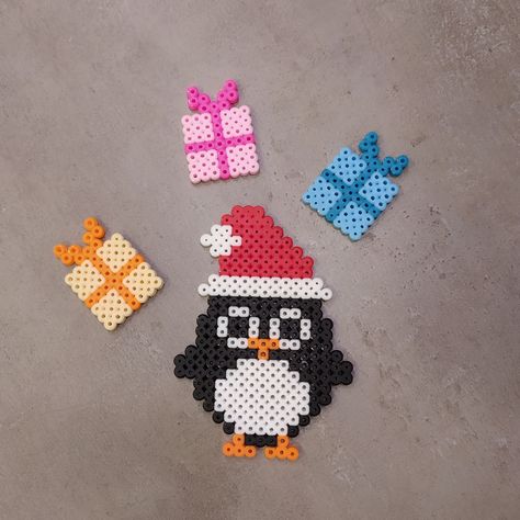 Penguin Perler Beads, Perler Bead Christmas Ornaments, Jul Perler, Pyssla Ideas, Christmas Perler Beads, Perler Bead Templates, Art Night, Beads Designs, Diy Perler Beads