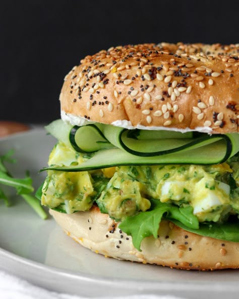 Loaded Bagel Sandwich, Bagel Toppings Ideas, Bagel Sandwich Ideas, Bagel Sandwich Recipes, Egg Salad Recipe Easy, Bagel Sandwiches, Egg Salad Recipe Healthy, Classic Egg Salad Recipe, Sandwich Cream