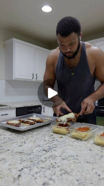 Jeffrey Harris on Instagram: "Chicken Parmesan w/ broccolini 👨🏽‍🍳 #mealprep" Meal Prep Chicken, Chicken Meal Prep, Meal Prepping, Chicken Parmesan, Meal Plans, Low Calorie, Parmesan, Meal Prep, Recipes To Try