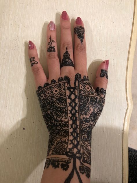 Gothic Henna, Henna Black, Small Henna Designs, Jagua Henna, Small Henna, Henna Inspo, Black Henna, Upper Arm Tattoos, Henna Tattoo Designs Simple