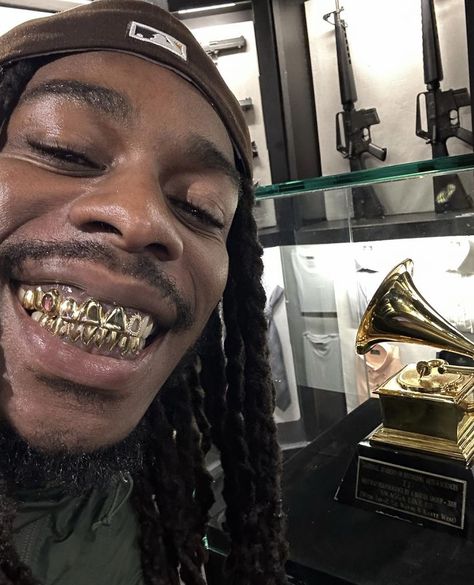 Gold Teeth Grills, Teeth Aesthetic, Pretty Teeth, Grillz Teeth, Diamond Grillz, Gold Grill, Diamond Teeth, Gold Grillz, Grills Teeth