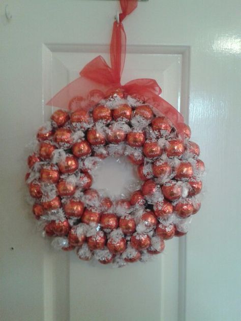 Lindt Lindor sweetie wreath Food Wreath, Candy Sleighs, Candy Wreaths, Chocolate Lindt, Candy Sleigh, Diy Christmas Candy, Christmas Package, Chocolate Ideas, Paper Bunny