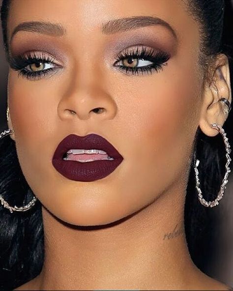 Make up #Rihanna Plum Lipstick Makeup, Burgundy Eyeshadow Looks, Plum Makeup, Plum Eyeshadow, Burgundy Eyeshadow, Copper Eyeshadow, Rihanna Makeup, Make Up Gold, Burgundy Lips